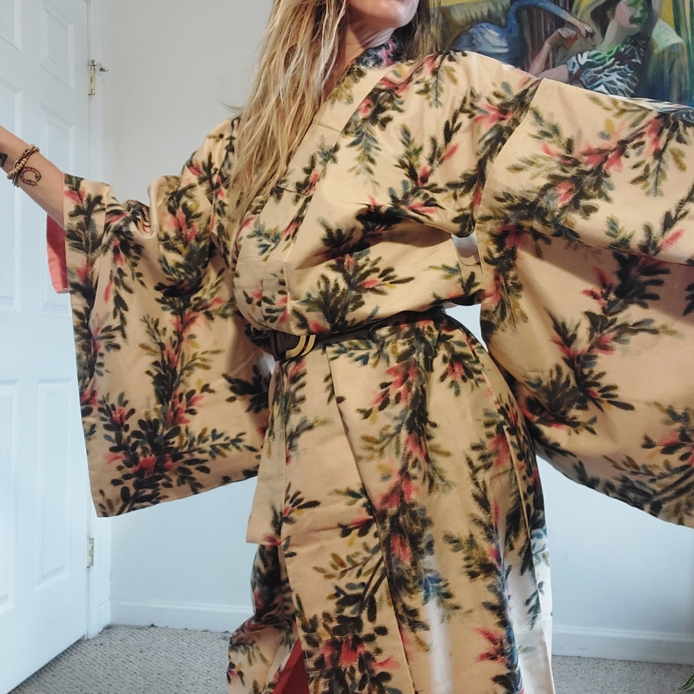 Vintage Japanese Kimono w/ fuzzy floral design - Picture 5 of 11